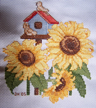 Sonnenblumen und Vogelhaus