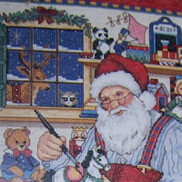 Weihnachtsmann beim gestalten seiner Geschenke
